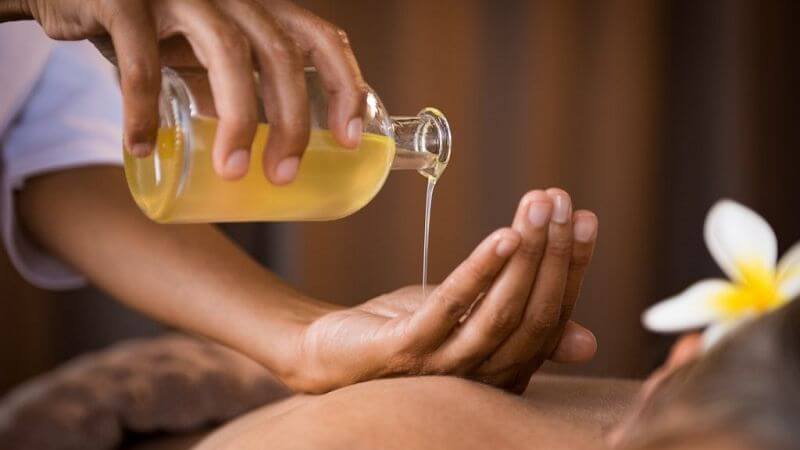 Một trong những cách phổ biến nhất để sử dụng tinh dầu thông đỏ là làm dầu massage