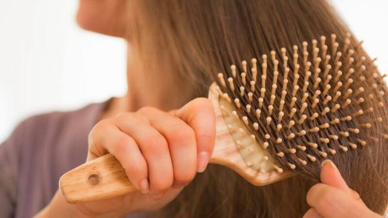 Tinh dầu thông đỏ cung cấp thêm độ ẩm cho tóc và chống lại gàu