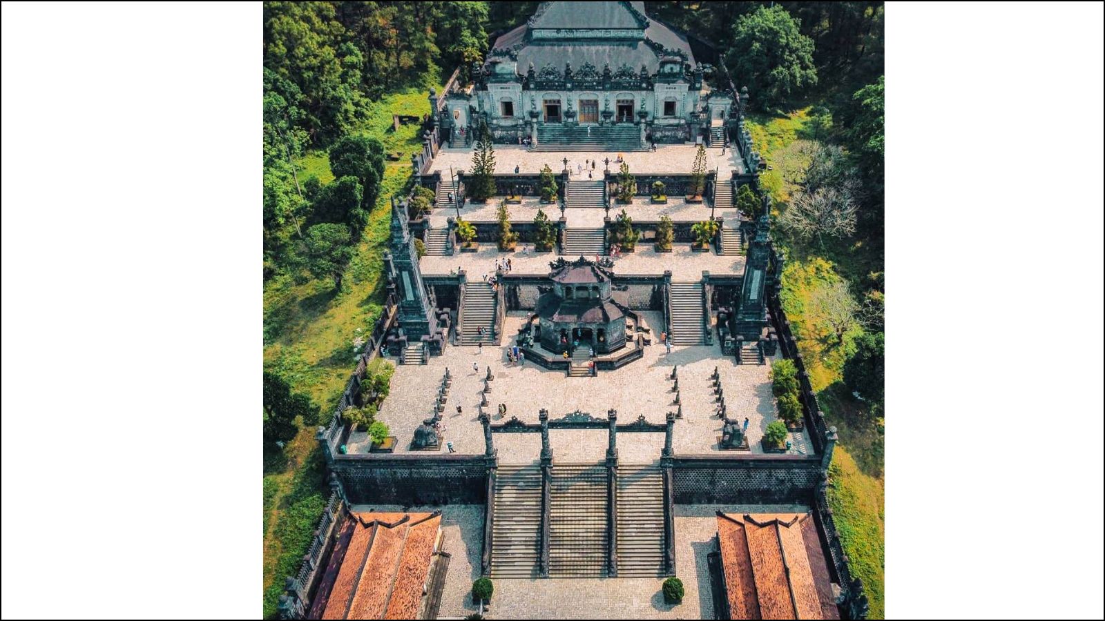 To&agrave;n cảnh lăng Khải Định nh&igrave;n từ tr&ecirc;n cao