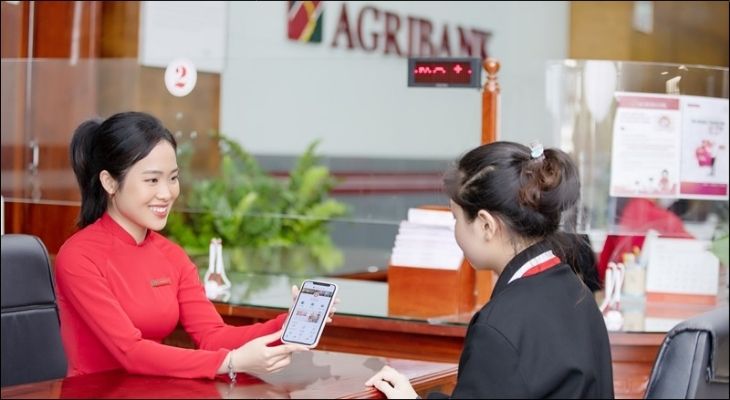 Nếu không thể kết nối, hãy kiên nhẫn chờ đợi vài phút rồi gọi lại hoặc chủ động thực hiện khóa thẻ qua tin nhắn SMS/ứng dụng di động Nếu không thể kết nối, hãy kiên nhẫn chờ đợi vài phút rồi gọi lại hoặc chủ động thực hiện khóa thẻ qua tin nhắn SMS/ứng dụng di động