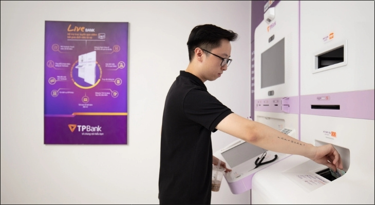 Nếu bạn đang ở gần các trạm LiveBank, bạn có thể nhấn nút gọi Video để gặp trực tiếp nhân viên tư vấn qua màn hình