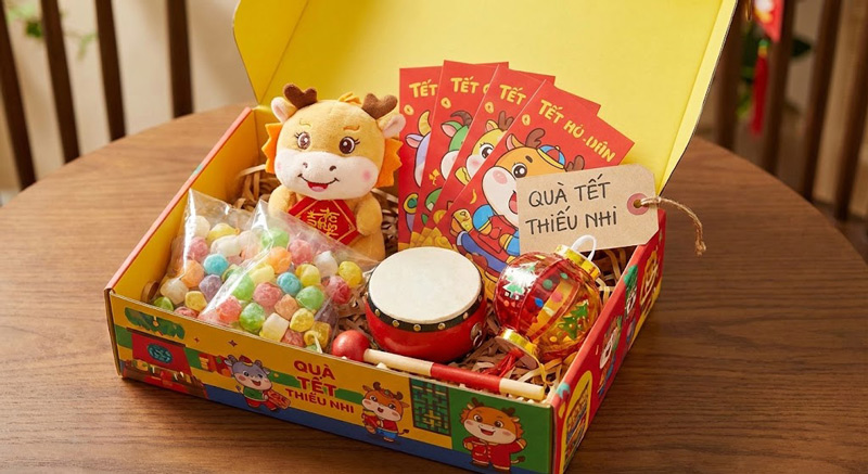 Set quà Tết thiếu nhi xinh xắn, đủ bánh kẹo, đồ chơi, lì xì, mang niềm vui trọn vẹn cho bé ngày xuân