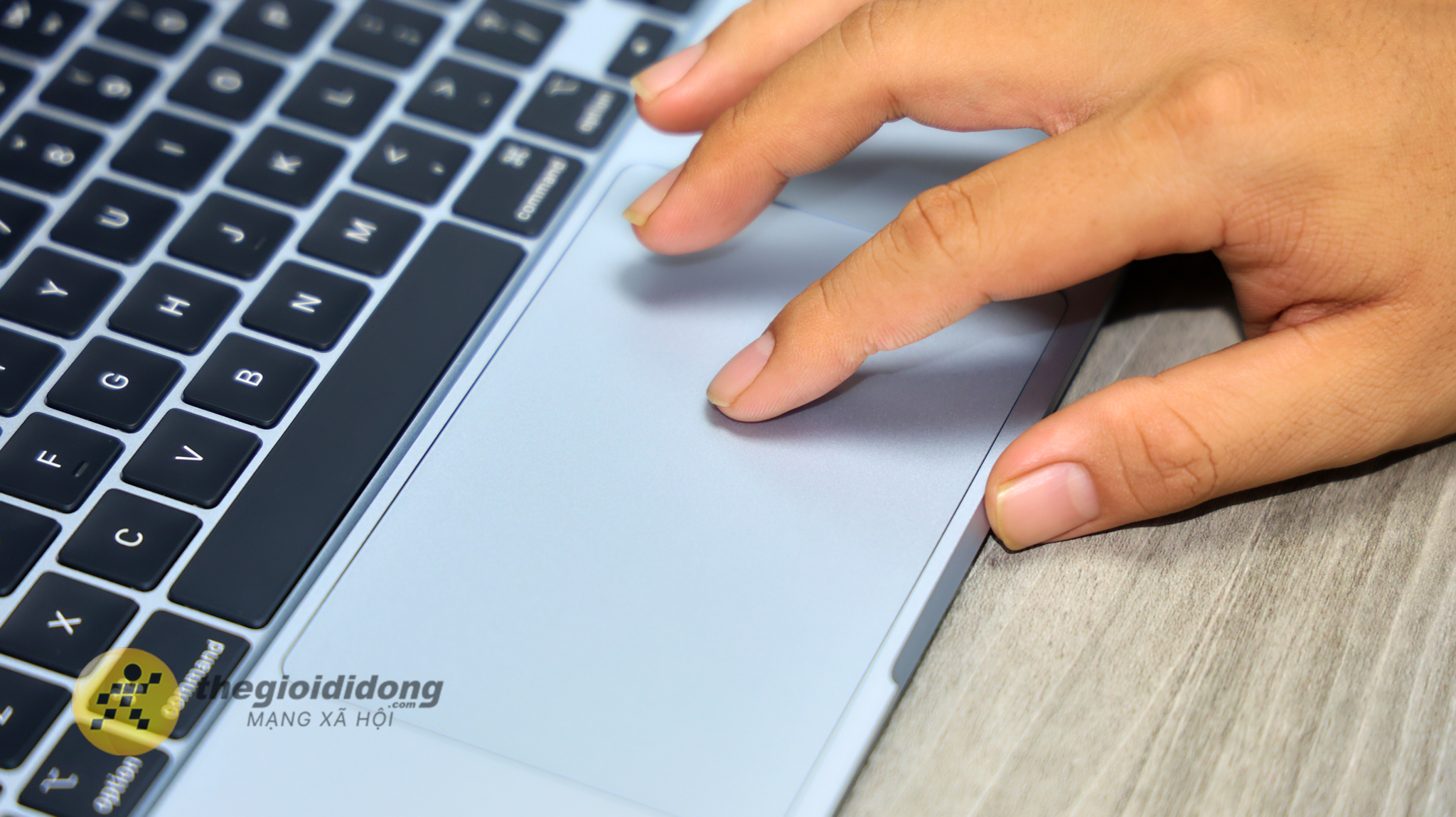 (Hình ảnh thực tế touchpad MacBook) (Hình ảnh thực tế touchpad MacBook)