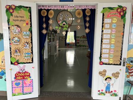 Trang trí cửa lớp mầm non 2