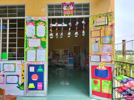 Trang trí cửa lớp mầm non 7