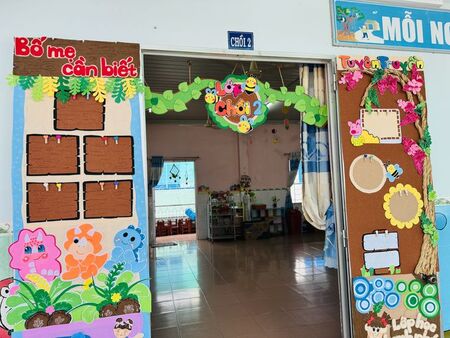 Trang trí cửa lớp mầm non 9