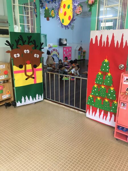 Trang trí cửa lớp mầm non chủ đề Giáng sinh 1