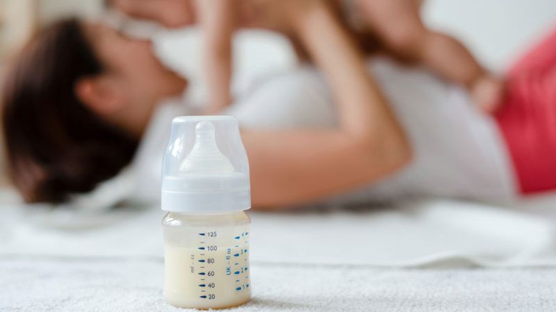 Trẻ uống sữa công thức đi ngoài màu xanh đen không phải lúc nào cũng nguy hiểm Trẻ uống sữa công thức đi ngoài màu xanh đen không phải lúc nào cũng nguy hiểm