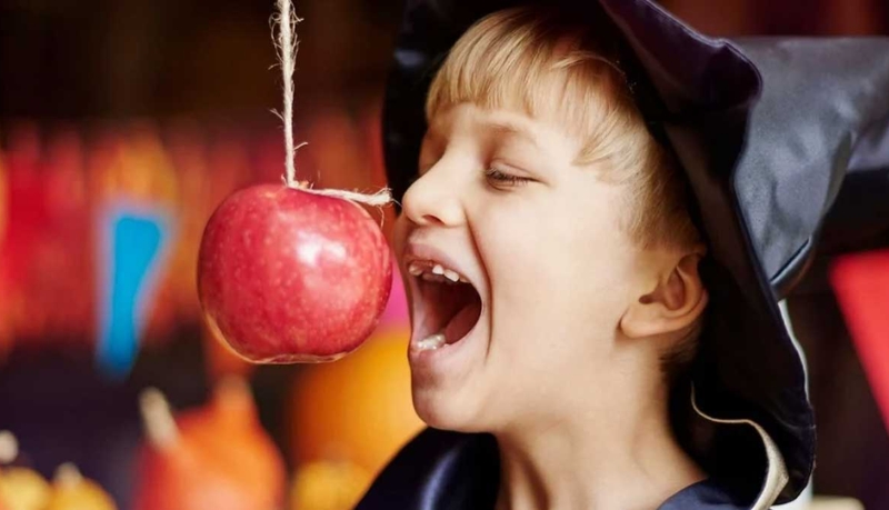 Câu táo Halloween đòi hỏi sự nhanh nhạy và khéo léo Câu táo Halloween đòi hỏi sự nhanh nhạy và khéo léo