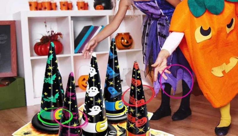 Ném vòng mũ phù thủy là trò chơi Halloween đòi hỏi sự tập trung Ném vòng mũ phù thủy là trò chơi Halloween đòi hỏi sự tập trung