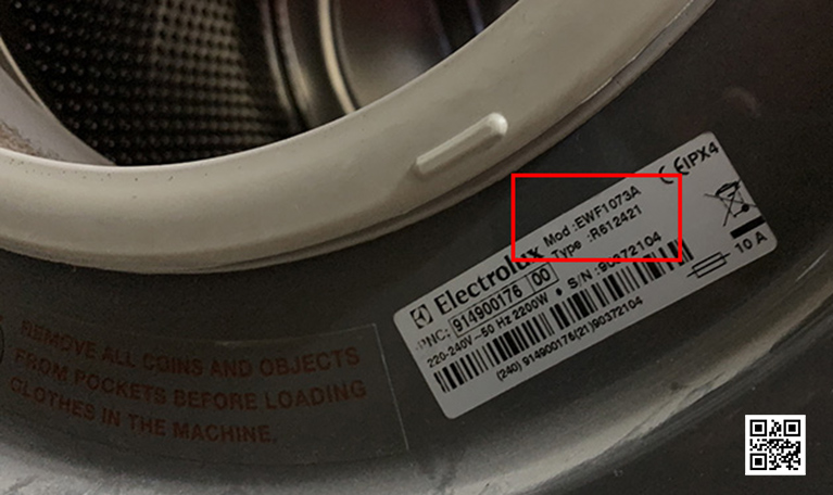 Vị trí tem dán số PNC thường ở phía sau máy hoặc trong khung cửa