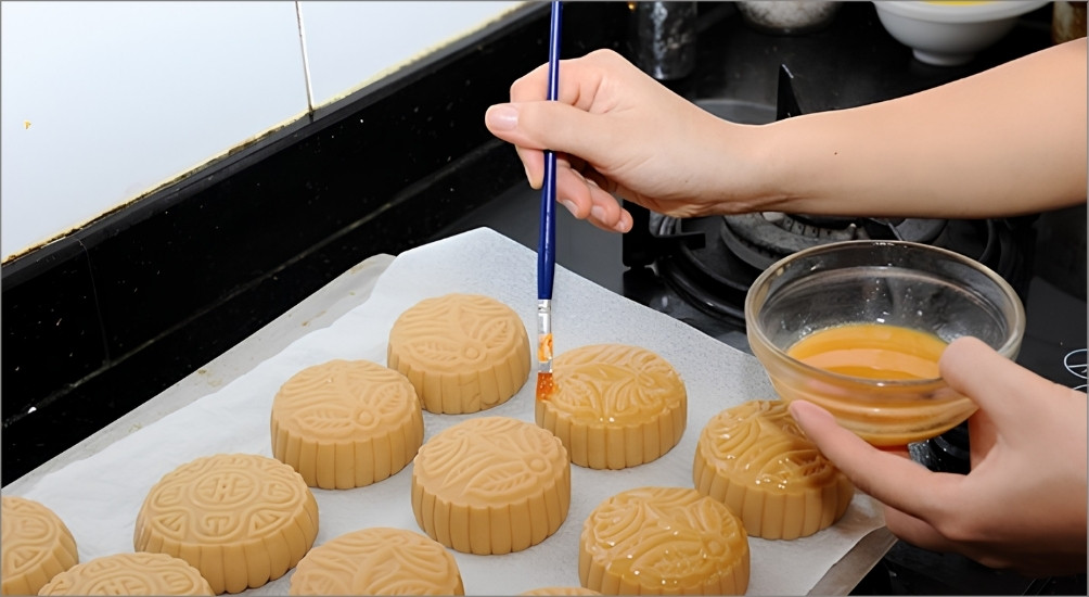Việc tự làm bánh trung thu tại nhà giúp bạn chủ động gia giảm lượng đường thích hợp