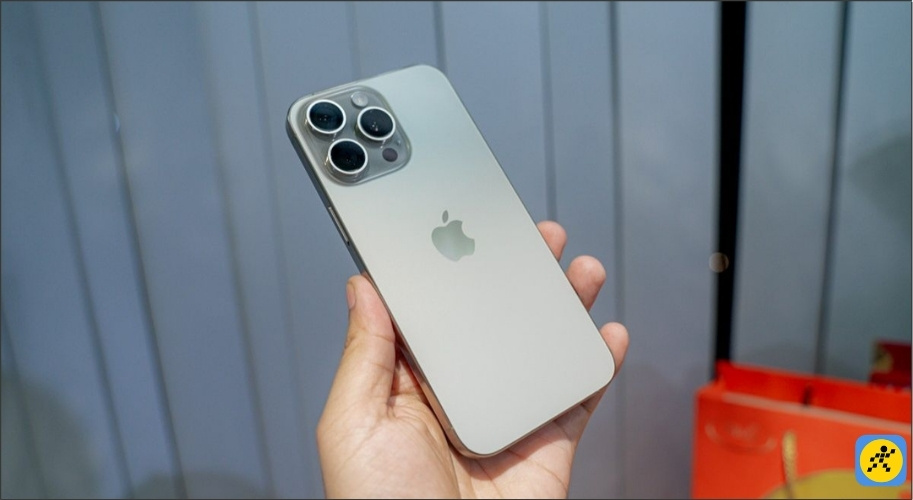 Các mẫu iPhone màu bạc, màu Titan tự nhiên rất phù hợp với người tuổi Giáp Tý (mệnh kim)