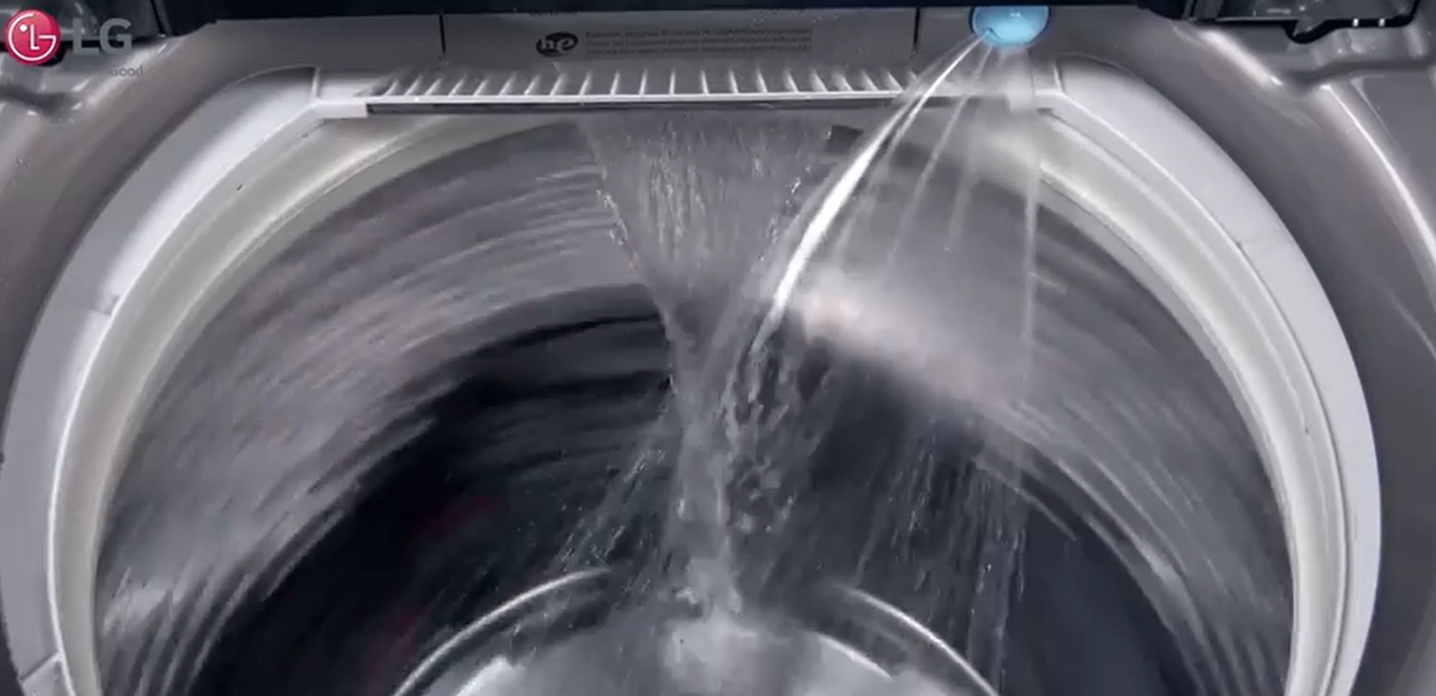 Vòi phun JetSpray áp lực cao giúp bột giặt thẩm thấu nhanh, đánh bay vết bẩn ngay từ đầu Vòi phun JetSpray áp lực cao giúp bột giặt thẩm thấu nhanh, đánh bay vết bẩn ngay từ đầu