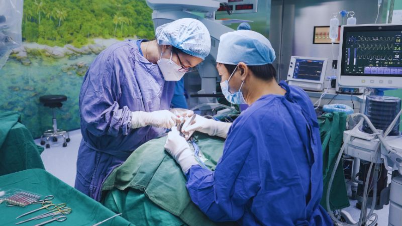 Phẫu thuật loại bỏ khối u là phương pháp điều trị chính với bệnh u xơ vòm mũi họng Phẫu thuật loại bỏ khối u là phương pháp điều trị chính với bệnh u xơ vòm mũi họng
