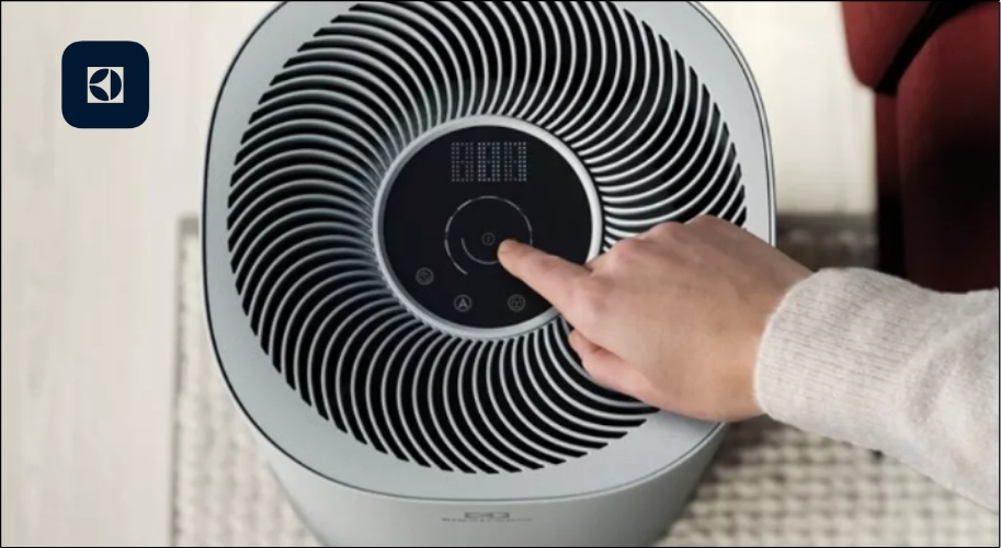 Nhấn giữ nút nguồn hoặc nút Wi-Fi trên bảng điều khiển của máy cho đến khi đèn báo mạng nhấp nháy