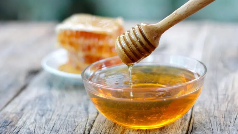 Mật ong có chứa nước, đường và nhiều chất hữu cơ khác