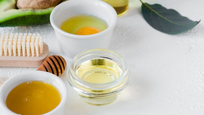 Bạn có thể ngâm lòng đỏ trứng gà ngâm mật ong một cách đơn giản