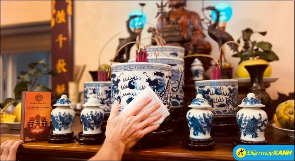 Văn khấn bao sái bàn thờ cần thiết để gia chủ thể hiện lòng thành kính, xin phép các vị thần linh, tổ tiên trước khi lau dọn, tỉa chân nhang