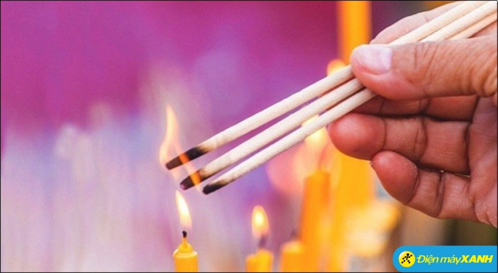 Thắp 3 nhang đọc văn khấn báo cáo thần linh tổ tiên trước khi động tay để tránh mạo phạm