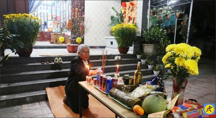 Sau khi bày biện mâm cúng, gia chủ sẽ thực hiện nghi thức khấn vái