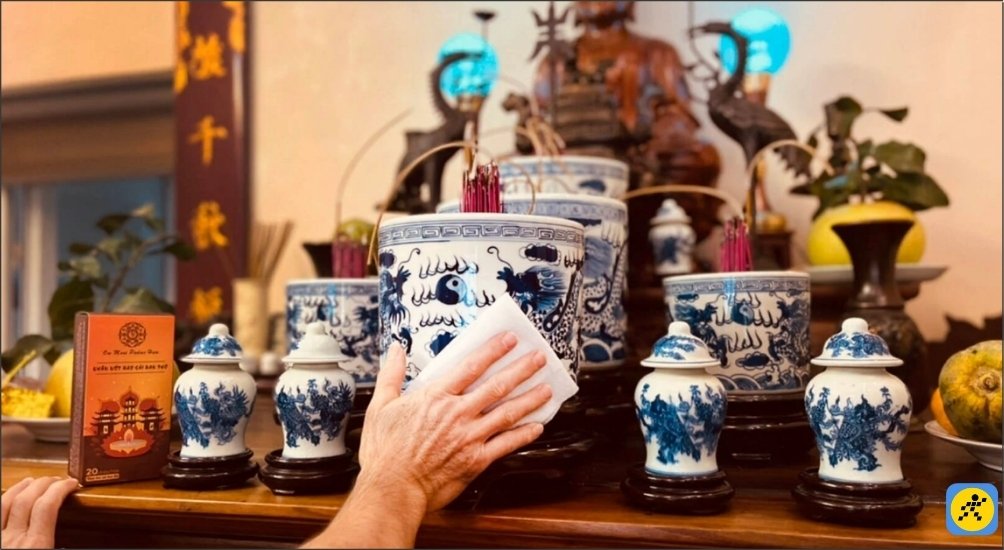 Trước khi bày lễ vật, bàn thờ gia tiên và không gian thờ cúng cần được lau dọn sạch sẽ, gọn gàng