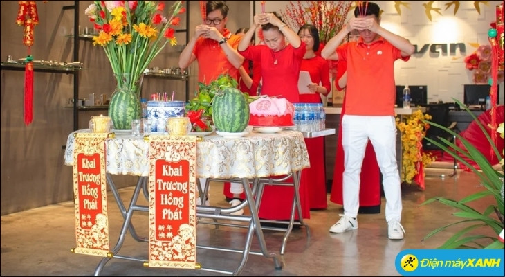 Chủ cửa hàng (gia chủ tuổi hợp ngày) thực hiện khấn vái chính, mặc đồ lịch sự sạch sẽ Chủ cửa hàng (gia chủ tuổi hợp ngày) thực hiện khấn vái chính, mặc đồ lịch sự sạch sẽ