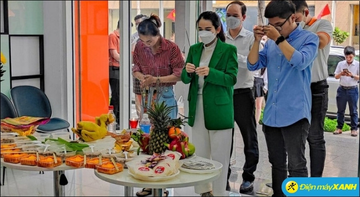 Khi cúng khai trương, cần kiêng mặc đồ bẩn rách hở hang, cãi vã to tiếng gần bàn thờ Khi cúng khai trương, cần kiêng mặc đồ bẩn rách hở hang, cãi vã to tiếng gần bàn thờ