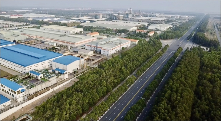 Khói bụi công nghiệp và bụi mịn theo gió len lỏi vào nhà, bám dày lên lưới lọc khiến bạn cần vệ sinh máy lạnh định kỳ Khói bụi công nghiệp và bụi mịn theo gió len lỏi vào nhà, bám dày lên lưới lọc khiến bạn cần vệ sinh máy lạnh định kỳ