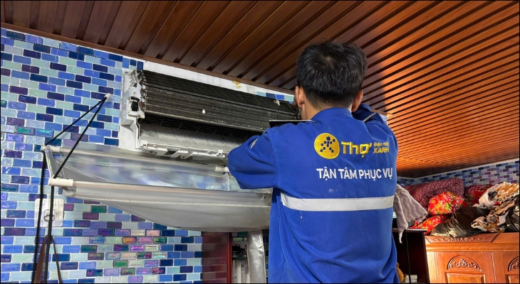 Kỹ thuật viên được trang bị máy bơm áp lực chuyên dụng, bạt hứng nước thông minh và các dụng cụ vệ sinh hiện đại Kỹ thuật viên được trang bị máy bơm áp lực chuyên dụng, bạt hứng nước thông minh và các dụng cụ vệ sinh hiện đại