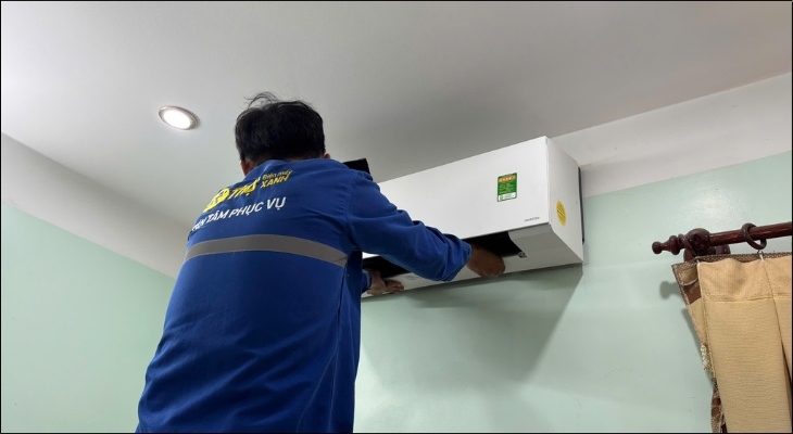 Thợ sẽ vận hành máy thử để kiểm tra khả năng làm lạnh, độ ồn và các chức năng điều khiển Thợ sẽ vận hành máy thử để kiểm tra khả năng làm lạnh, độ ồn và các chức năng điều khiển