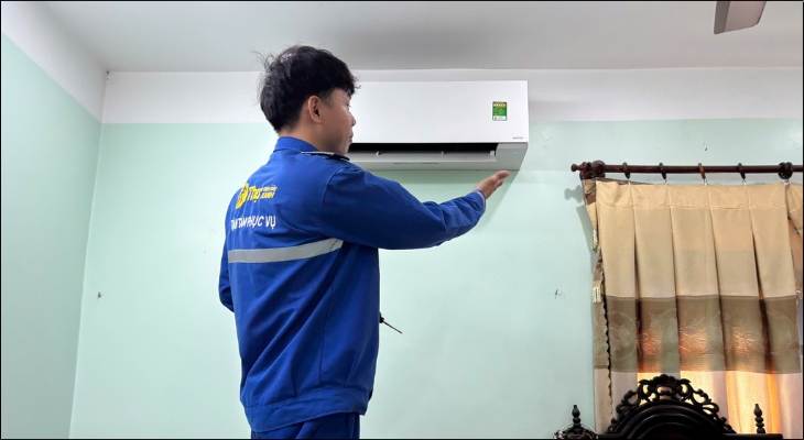 Sau khi lắp ráp lại các bộ phận, thợ sẽ kiểm tra kỹ lại một lần nữa các thông số kỹ thuật Sau khi lắp ráp lại các bộ phận, thợ sẽ kiểm tra kỹ lại một lần nữa các thông số kỹ thuật