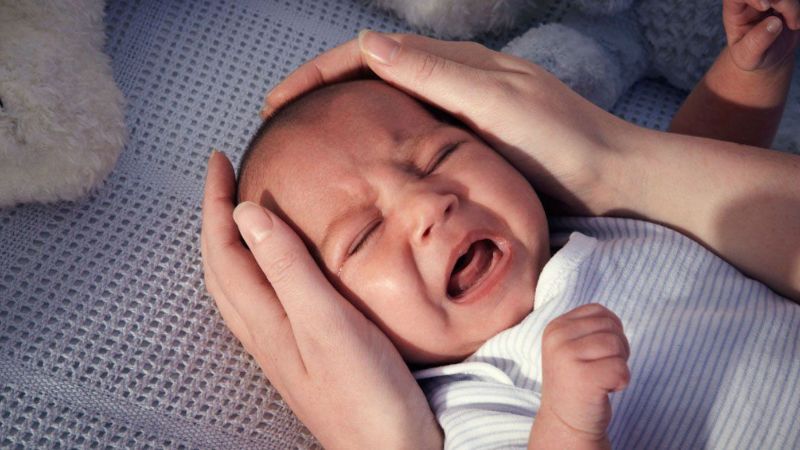 Bé cai sữa không chịu ngủ và quấy khóc Bé cai sữa không chịu ngủ và quấy khóc