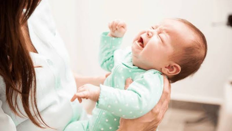Bé khó vào giấc vì đã quen cữ bú Bé khó vào giấc vì đã quen cữ bú
