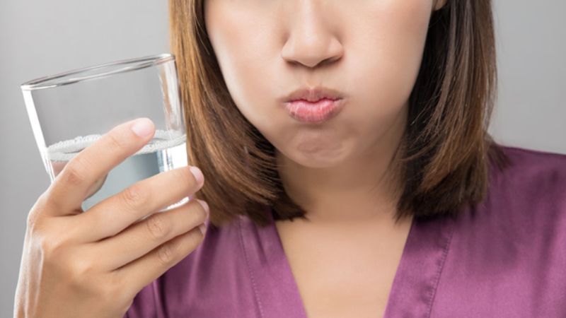 Súc miệng nước muối là biện pháp giúp phòng tránh bệnh viêm amidan
