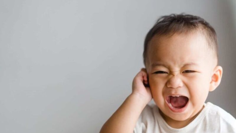 Trẻ em bị viêm tai giữa thường lấy tay dụi quanh tai Trẻ em bị viêm tai giữa thường lấy tay dụi quanh tai