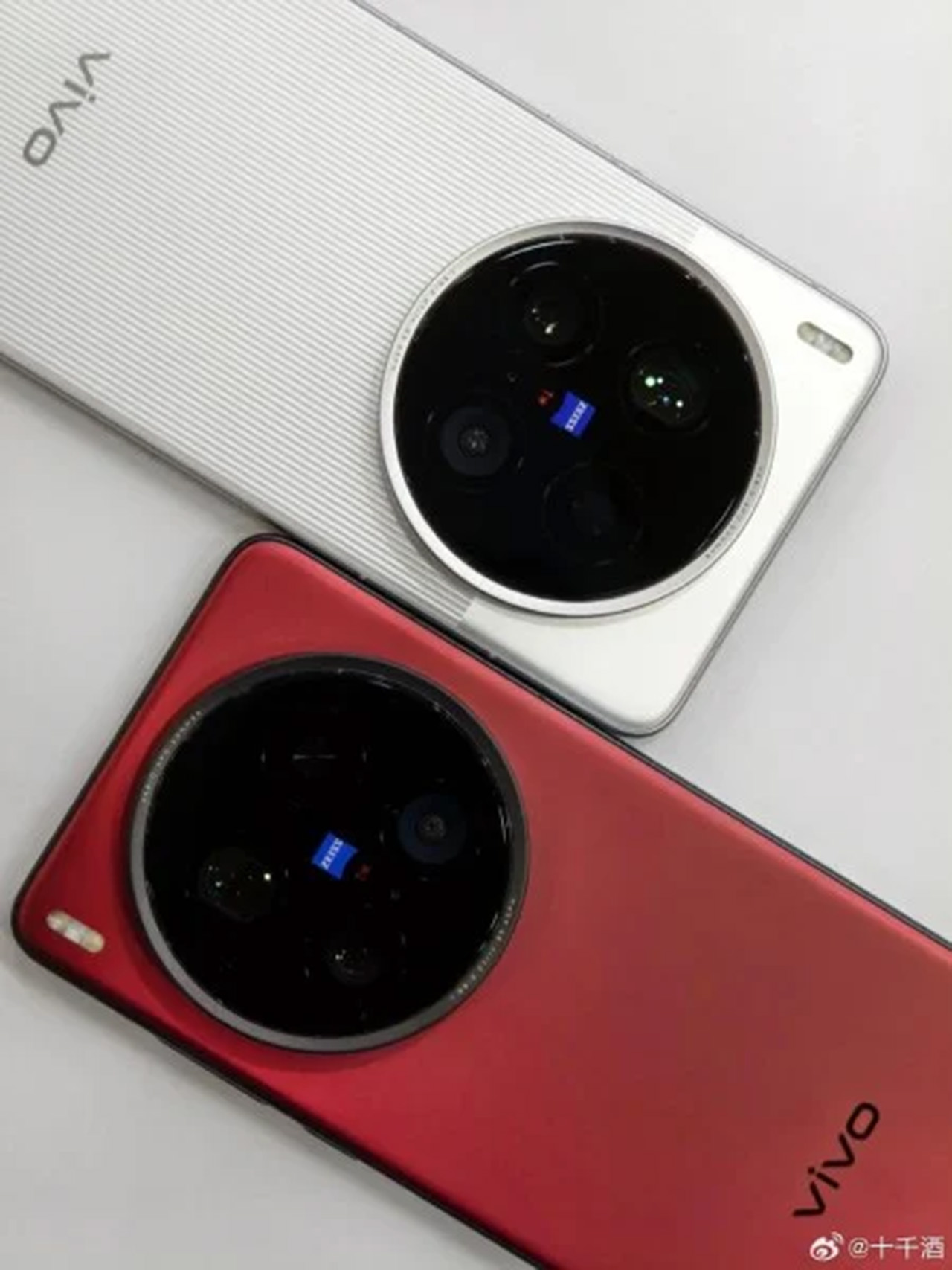 Tùy chọn màu đỏ trên vivo X200 Ultra bị rò rỉ trên trang mạng xã hội Weibo. Tùy chọn màu đỏ trên vivo X200 Ultra bị rò rỉ trên trang mạng xã hội Weibo.