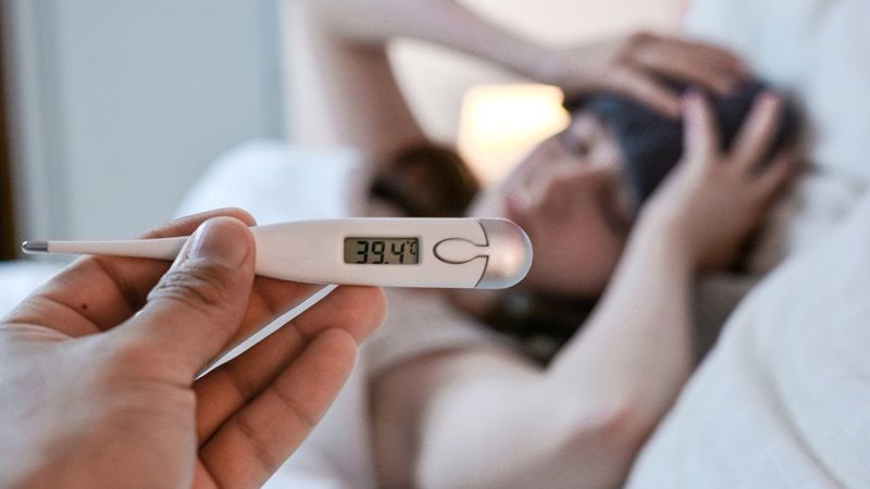 Bệnh nhân sốt, mệt mỏi có thể được chỉ định làm xét nghiệm máu để tìm nguyên nhân gây bệnh
