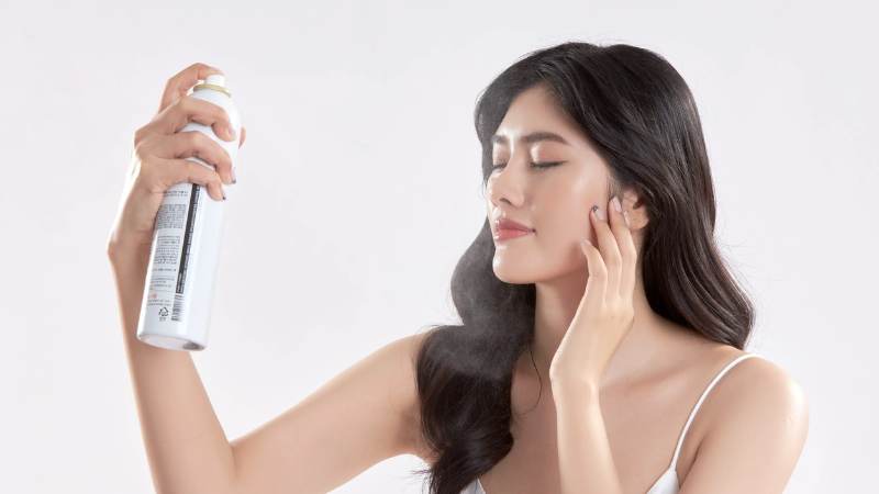 Khi sử dụng xịt kho&aacute;ng n&ecirc;n tr&aacute;nh những th&agrave;nh phần kh&ocirc;ng tốt cho l&agrave;n da