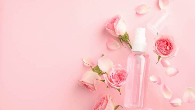 Bạn c&oacute; thể tự l&agrave;m xịt kho&aacute;ng nước hoa hồng tại nh&agrave; 