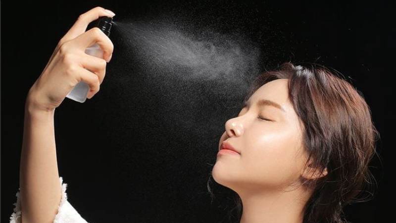 Khi ở trong ph&ograve;ng điều h&ograve;a n&ecirc;n d&ugrave;ng xịt kho&aacute;ng 2 lần/ng&agrave;y