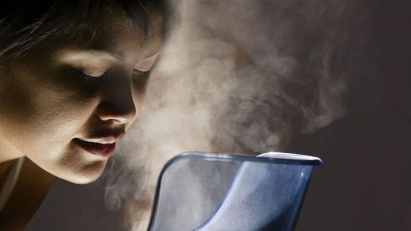 Xông hơi mặt sử dụng hơi nước nóng để làm giãn nở lỗ chân lông loại bỏ bụi bẩn