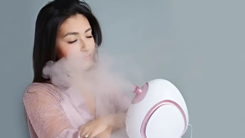 Hơi nước nóng làm lỗ chân lông giãn nở và dễ dàng đẩy tạp chất ra ngoài