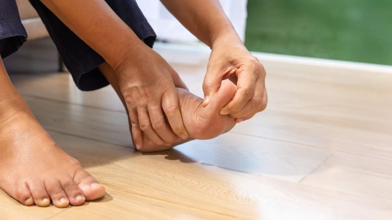 Tê chân là tình trạng giảm hoặc mất cảm giác ở một phần hoặc toàn bộ chân Tê chân là tình trạng giảm hoặc mất cảm giác ở một phần hoặc toàn bộ chân