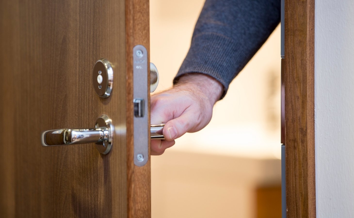 Khoá cửa kỹ càng trước khi về quê