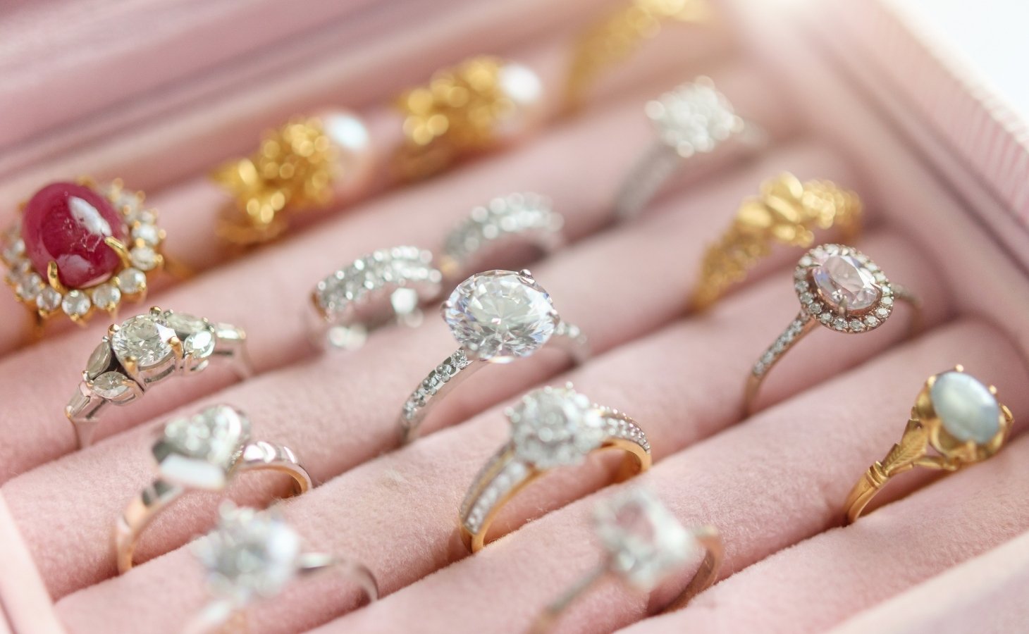 Cất kỹ trang sức trước khi về quê