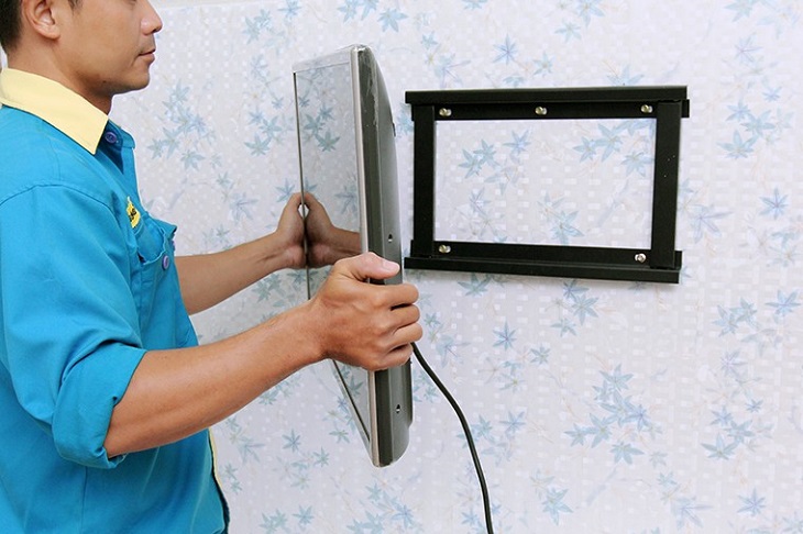 Gắn thanh đỡ vào tivi và treo lên giá