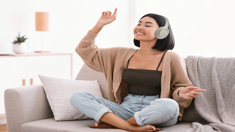Nghe nhạc thư giãn trước khi ngủ có thể làm dịu tâm trí và giúp ngủ ngon