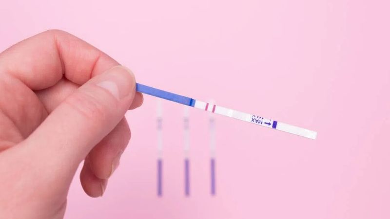 Khi có các dấu hiệu mang thai, bạn có thể dùng que thử thai để kiểm tra lại