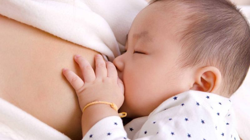 Mẹ cần thường xuyên tiếp xúc với trẻ để tăng cường sự gắn kết
